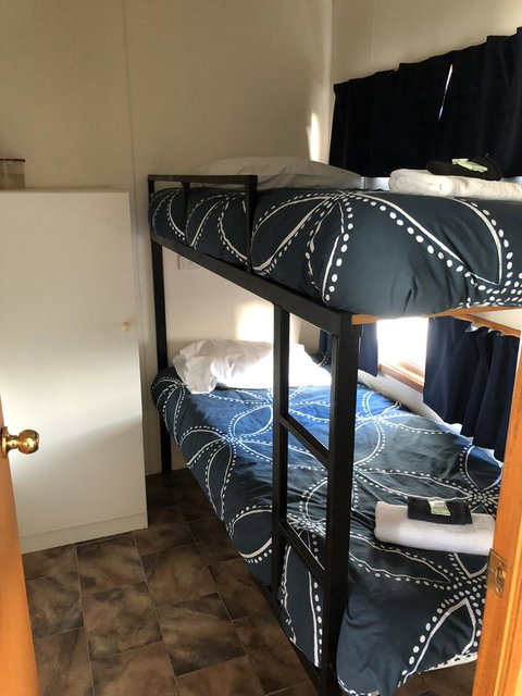 Rocks Retreat Cabin - Dolphin - Tourism Cairns 3