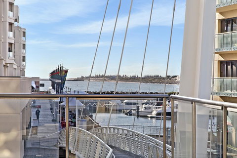 Glenelg Seaside Apartment - Tourism Cairns 6