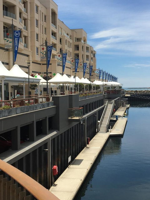 Glenelg Seaside Apartment - Tourism Cairns 3