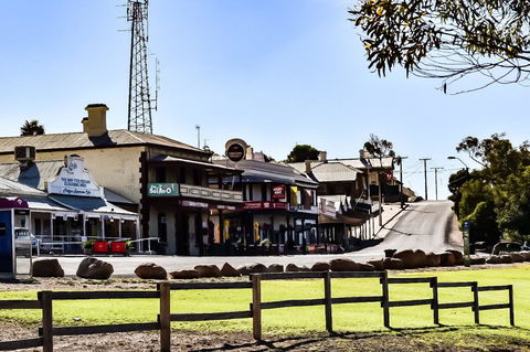 Commercial Hotel Morgan - Tourism Cairns 1