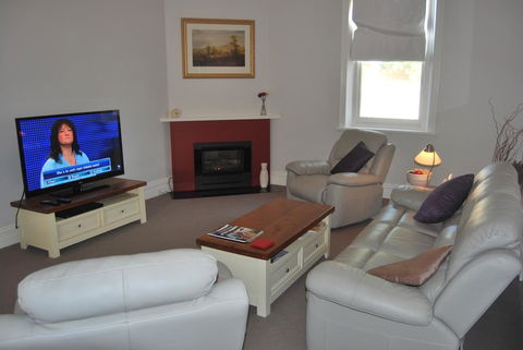 Jacaranda Cottage - Tourism Cairns 2