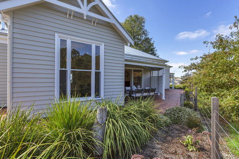 Grandview Accommodation - The Elm Tree Apartments - Tourism Cairns 24
