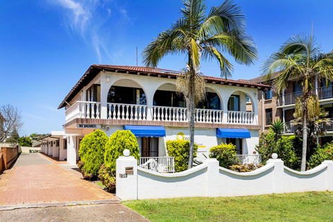 OCEAN BREEZE MOTEL - Tourism Cairns 0