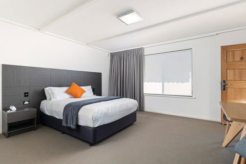 Mick O\'Sheas - Tourism Cairns 4