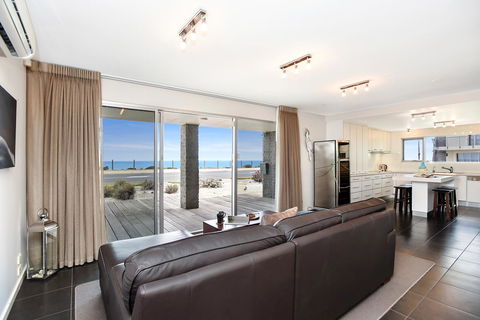 Esplanade Escape - Tourism Cairns 1