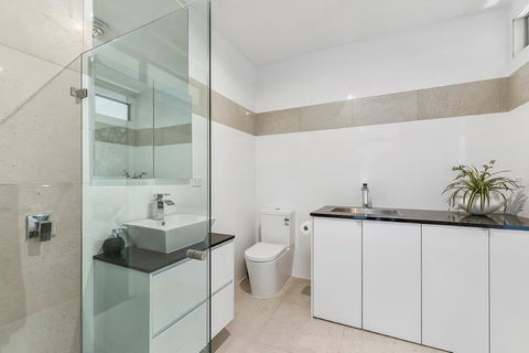 KENNEDY EXECUTIVE TOWNHOUSE - Tourism Cairns 5