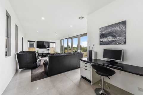 KENNEDY EXECUTIVE TOWNHOUSE - Tourism Cairns 16
