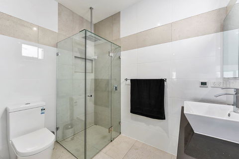 KENNEDY EXECUTIVE TOWNHOUSE - Tourism Cairns 7
