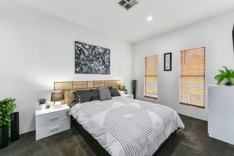 KENNEDY EXECUTIVE TOWNHOUSE - Tourism Cairns 4