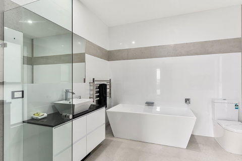 KENNEDY EXECUTIVE TOWNHOUSE - Tourism Cairns 1