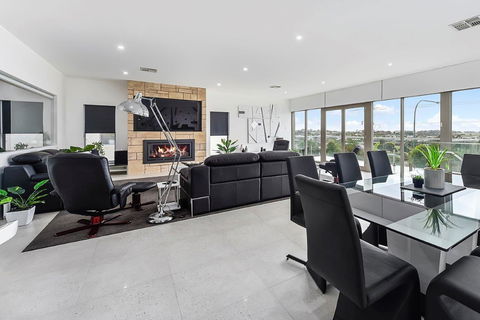 KENNEDY EXECUTIVE TOWNHOUSE - Tourism Cairns 19