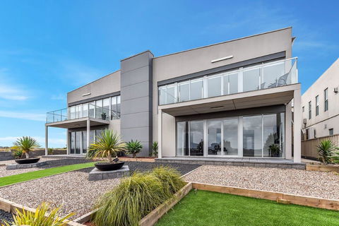 KENNEDY EXECUTIVE TOWNHOUSE - Tourism Cairns 15