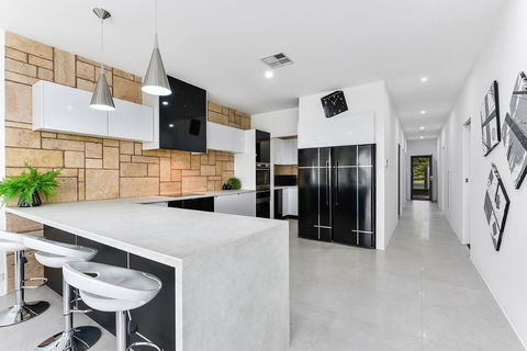 KENNEDY EXECUTIVE TOWNHOUSE - Tourism Cairns 6