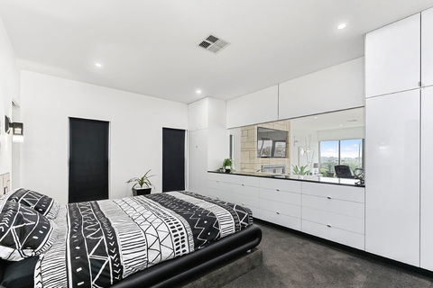 KENNEDY EXECUTIVE TOWNHOUSE - Tourism Cairns 11