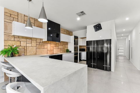 KENNEDY EXECUTIVE TOWNHOUSE - Tourism Cairns 12