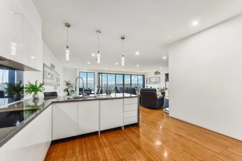 BENGALEE EXECUTIVE TOWNHOUSE- MODERN & STYLISH - Tourism Cairns 7
