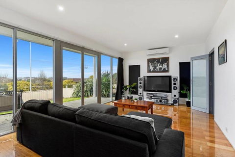 BENGALEE EXECUTIVE TOWNHOUSE- MODERN & STYLISH - Tourism Cairns 6
