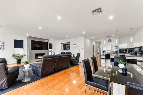 BENGALEE EXECUTIVE TOWNHOUSE- MODERN & STYLISH - Tourism Cairns 3