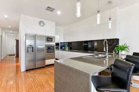 BENGALEE EXECUTIVE TOWNHOUSE- MODERN & STYLISH - Tourism Cairns 4