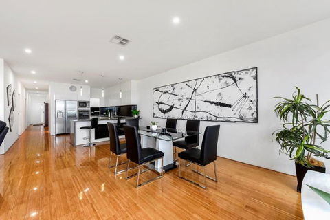 BENGALEE EXECUTIVE TOWNHOUSE- MODERN & STYLISH - Tourism Cairns 12