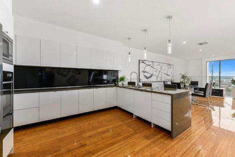 BENGALEE EXECUTIVE TOWNHOUSE- MODERN & STYLISH - Tourism Cairns 10