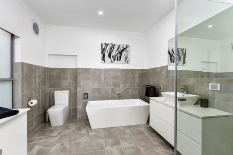 BENGALEE EXECUTIVE TOWNHOUSE- MODERN & STYLISH - Tourism Cairns 8