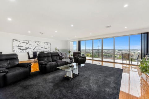 BENGALEE EXECUTIVE TOWNHOUSE- MODERN & STYLISH - Tourism Cairns 0