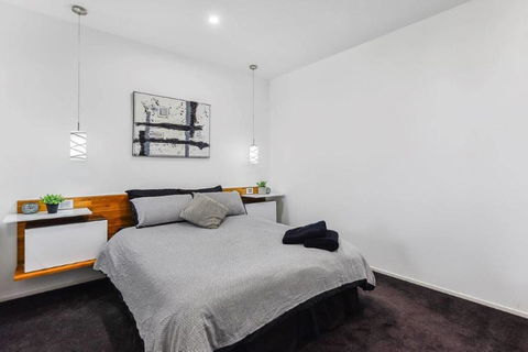 BENGALEE EXECUTIVE TOWNHOUSE- MODERN & STYLISH - Tourism Cairns 9