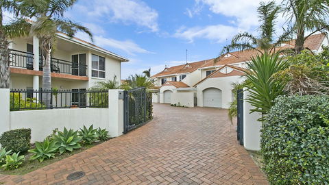 Salt Waterfront Apartment - Tourism Cairns 3