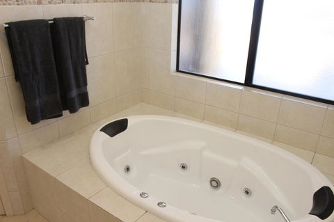 The Lighthouse - Beachfront Accommodation - Tourism Cairns 4