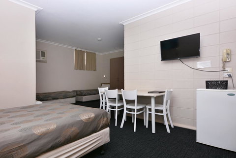 Motel Poinsettia - Tourism Cairns 24