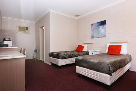 Motel Poinsettia - Tourism Cairns 5