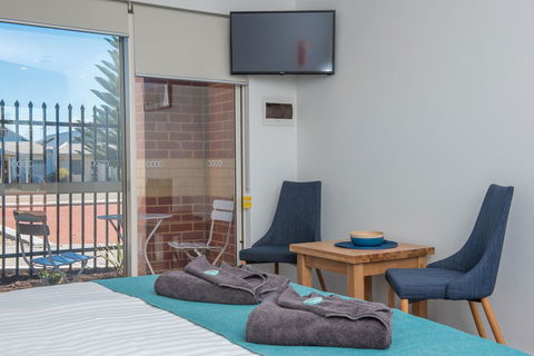 Jurien Bay Motel Apartments - Tourism Cairns 8