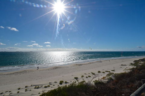 Cottesloe Beachfront Ocean View Apartment - Tourism Cairns 8