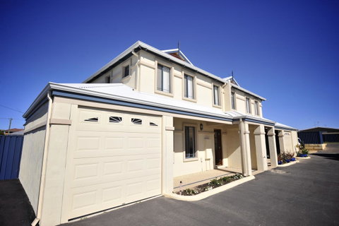 Palm Beach Manor - Tourism Cairns 0