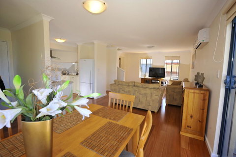 Palm Beach Manor - Tourism Cairns 2