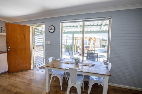 Shark Bay Seafront Apartments - Tourism Cairns 3