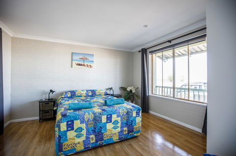 Shark Bay Seafront Apartments - Tourism Cairns 31