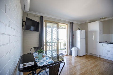 Shark Bay Seafront Apartments - Tourism Cairns 23