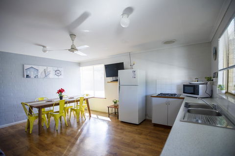 Shark Bay Seafront Apartments - Tourism Cairns 1