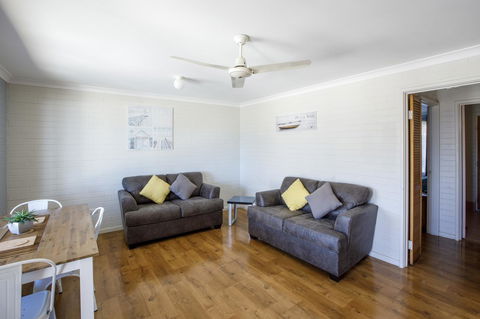 Shark Bay Seafront Apartments - Tourism Cairns 14
