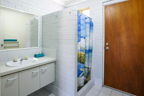 Shark Bay Seafront Apartments - Tourism Cairns 10