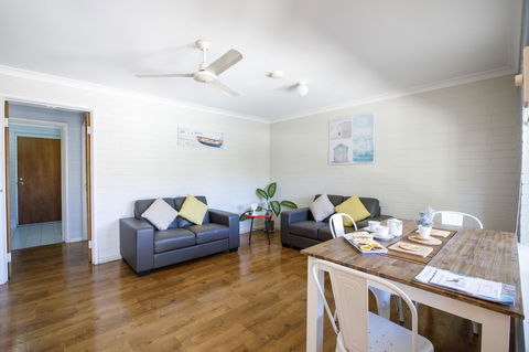Shark Bay Seafront Apartments - Tourism Cairns 41