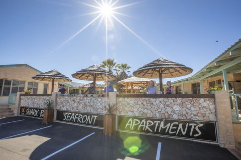 Shark Bay Seafront Apartments - Tourism Cairns 20