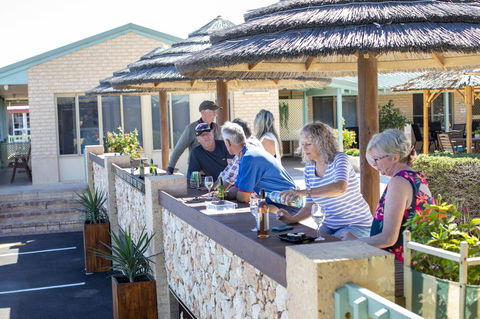 Shark Bay Seafront Apartments - Tourism Cairns 36