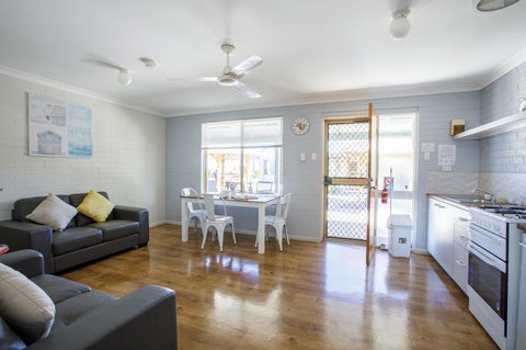 Shark Bay Seafront Apartments - Tourism Cairns 12