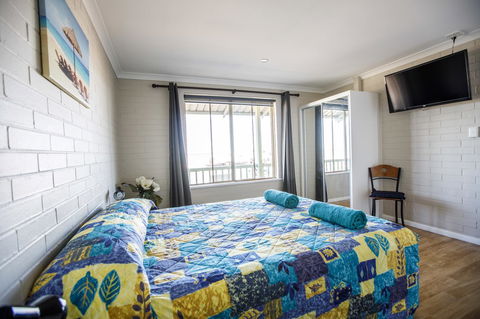 Shark Bay Seafront Apartments - Tourism Cairns 4
