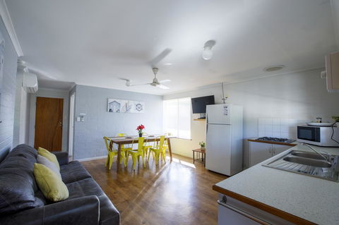 Shark Bay Seafront Apartments - Tourism Cairns 39