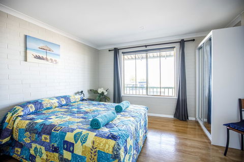 Shark Bay Seafront Apartments - Tourism Cairns 29