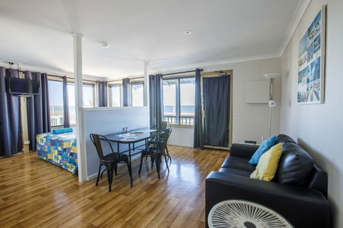 Shark Bay Seafront Apartments - Tourism Cairns 34